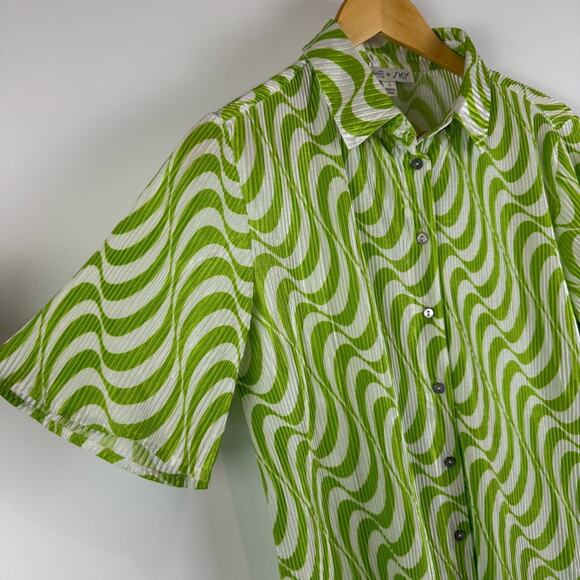 She + Sky Green and White Wave Retro Pattern Shirt - Picture 2 of 13